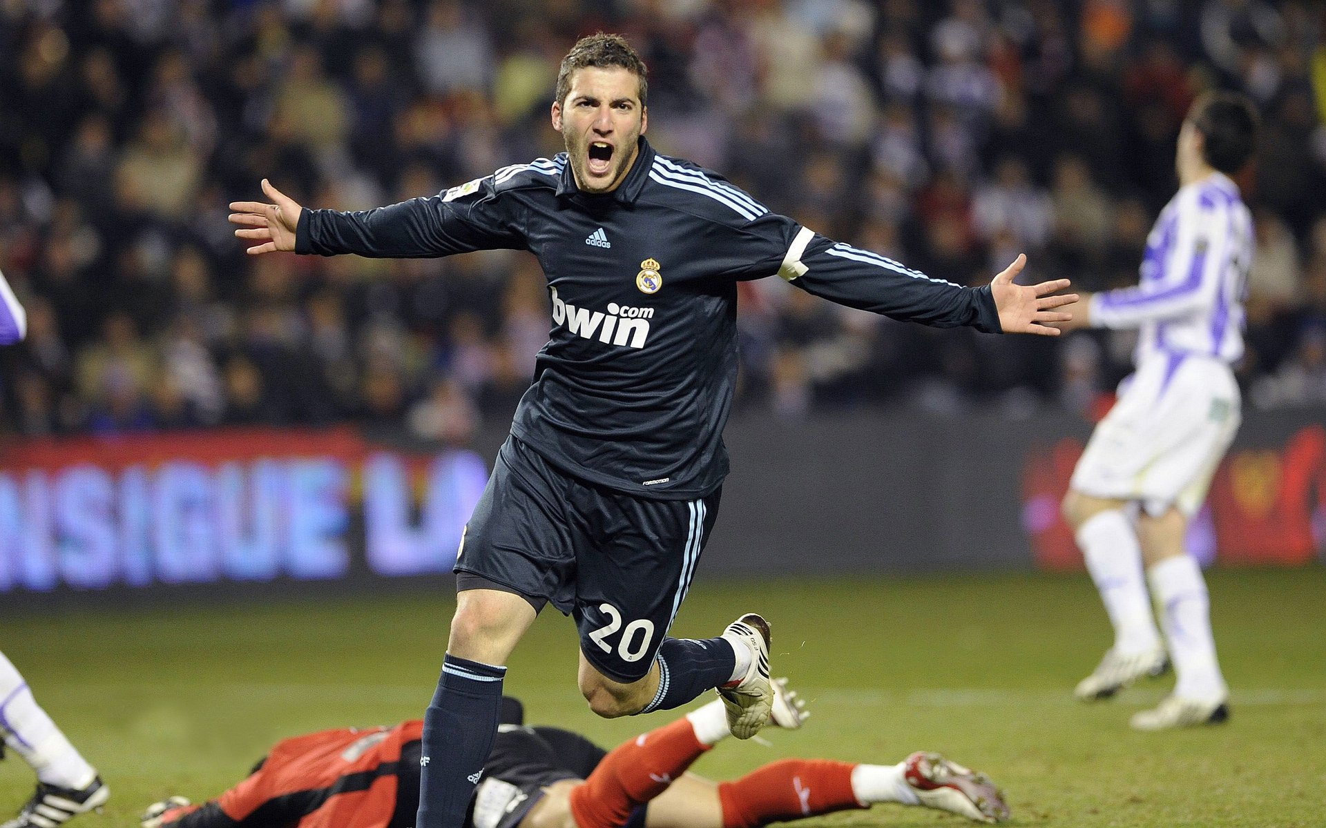 拜仁慕尼黑领跑德甲，冠军在望